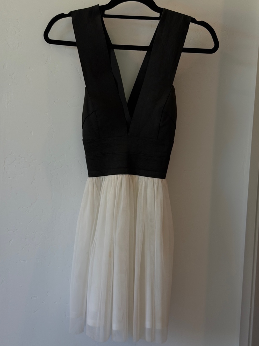 Bodycon Black and Cream V-Neck Sleeveless Cocktail Dress
